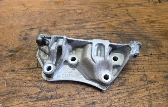 Engine mounting bracket