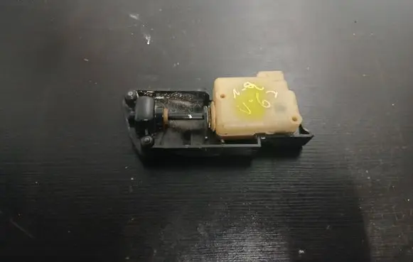 Volvo S60 Fuel tank cap lock motor 9483311 3606