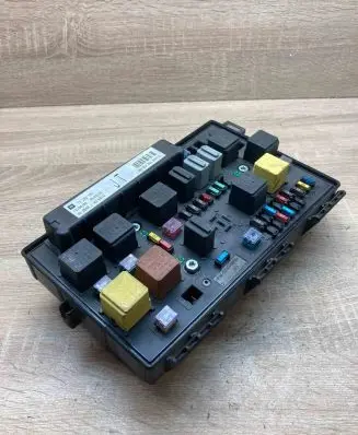 Opel Zafira B Fuse module 13242781 5DK00946410