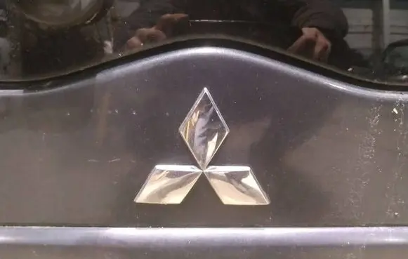 Mitsubishi Grandis Manufacturer badge logo/emblem 