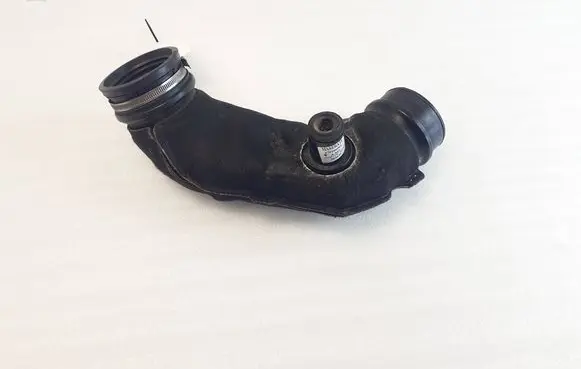 Maserati Levante Turbo air intake inlet pipe/hose 670106061