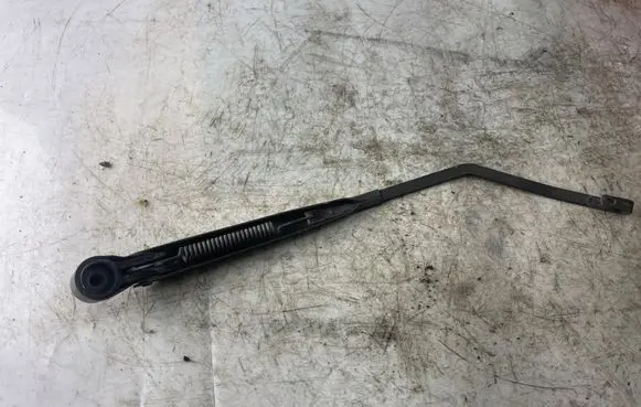 Rear wiper blade arm
