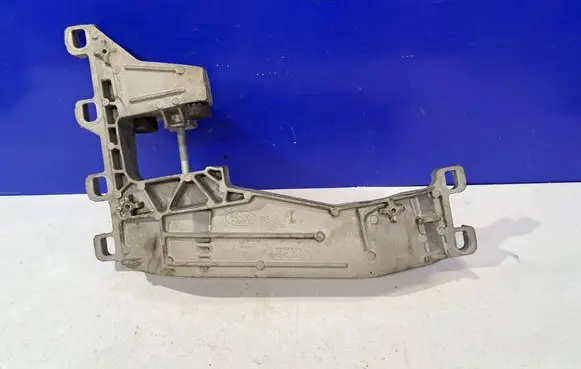 Gearbox mounting bracket