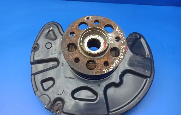 Mercedes-Benz E W212 Front wheel hub A2044211220