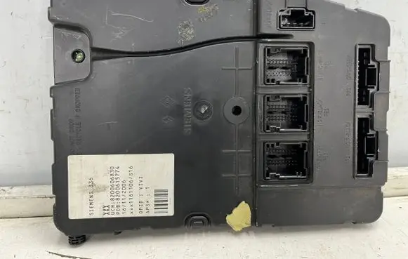 Renault Megane II Fuse module 8200606830