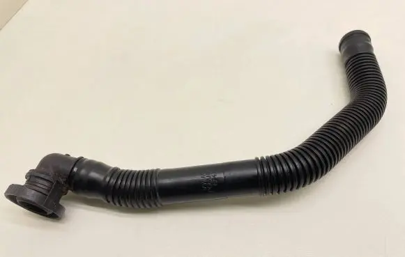 Volkswagen PASSAT B7 Breather hose/pipe 1K0129637D