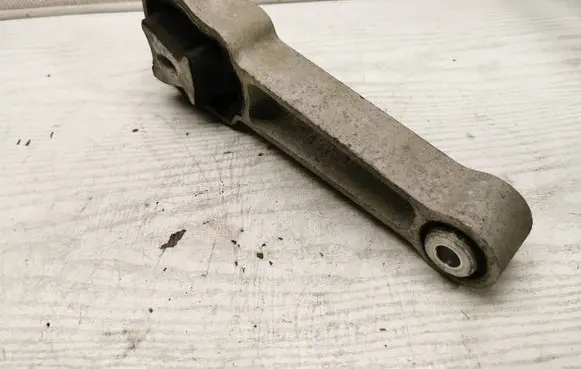 Engine mount bracket