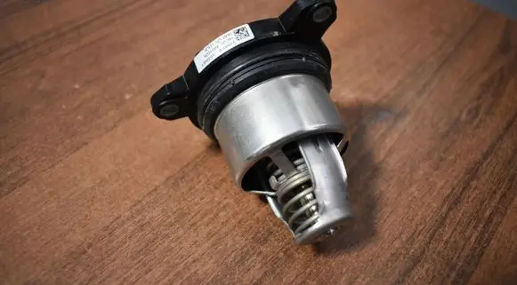 Porsche Cayenne (9Y0 9Y3) Thermostat 06M121115K
