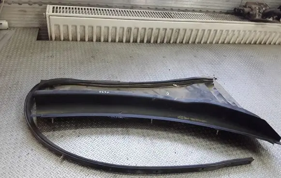 Nissan X-Trail T30 Wiper trim