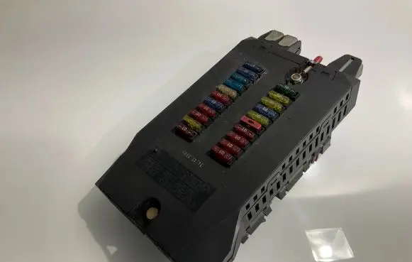 Mercedes-Benz Sprinter W901 W902 W903 W904 Fuse module A9015400350 0473521 24Z12L2004