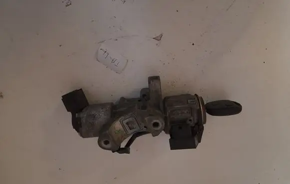Toyota Avensis T250 Ignition lock 450200504