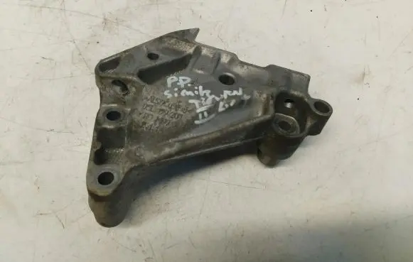 Volkswagen Tiguan Engine mounting bracket 05L199207
