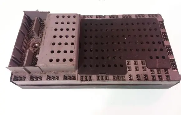 Volvo V70 Relay mounting block 08697207