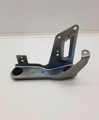 Infiniti Q30 Air filter cleaner box bracket assembly A6450900041 15T344