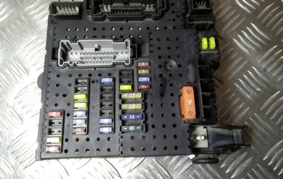 Volvo S60 Fuse module 28017881 30728512