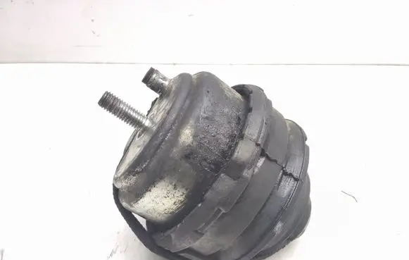 Volvo XC90 Engine mount bracket