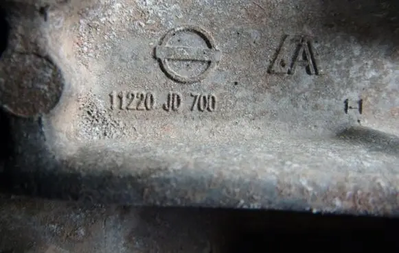 Engine mounting bracket