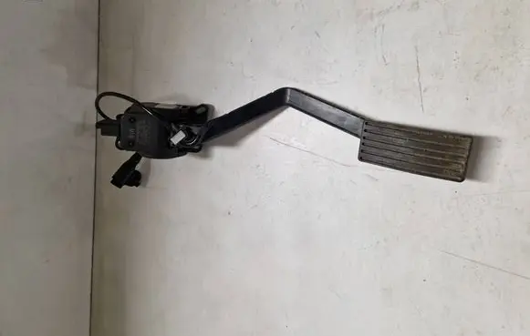 Accelerator throttle pedal