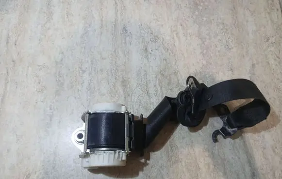 BMW 1 E81 E87 Front seatbelt 33059849