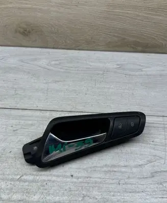 Volkswagen PASSAT B6 Front door interior handle 3C1837113