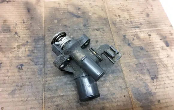 Thermostat/thermostat housing