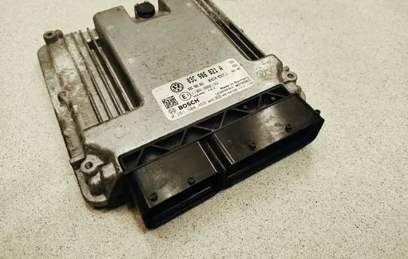 Volkswagen PASSAT B6 Engine control unit/module 03C906021A 03C906021 0261S04469