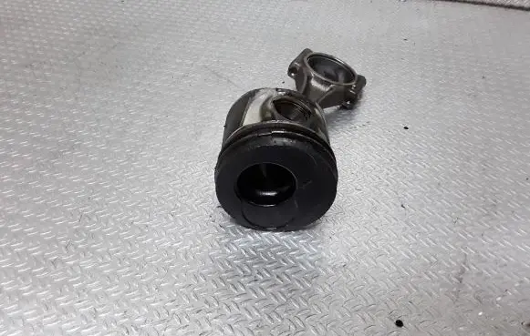 Volkswagen Polo IV 9N3 Piston with connecting rod
