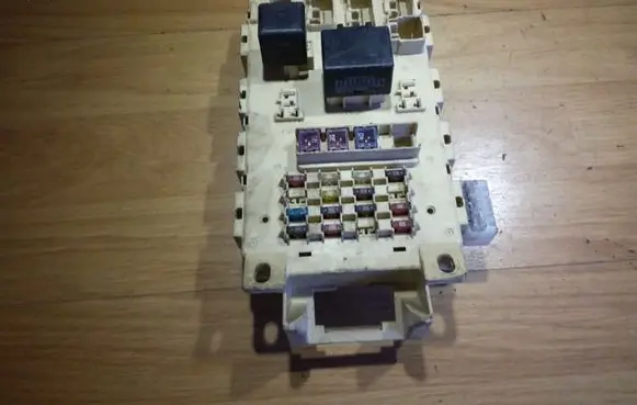 Toyota Yaris Fuse module 2715