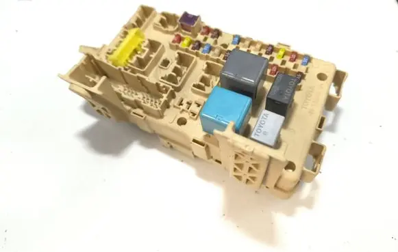 Toyota Avensis T250 Fuse module 8264105020A 5000617875 06042410564203