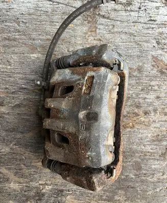 Toyota RAV 4 (XA40) Front brake caliper