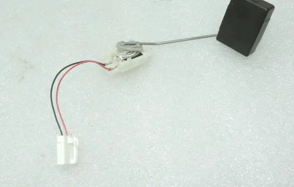 Toyota Yaris Fuel level sensor 8332052270