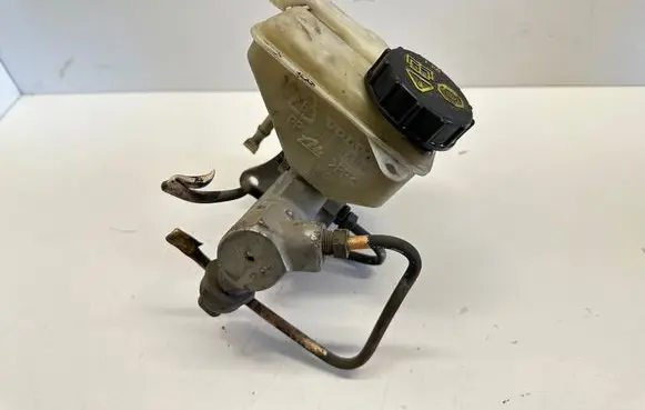 Volvo XC70 Master brake cylinder 8646009
