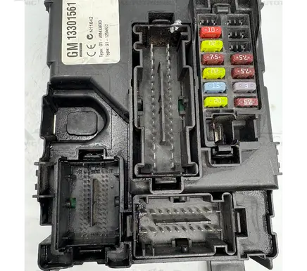 Opel Zafira B Fuse module 13301561