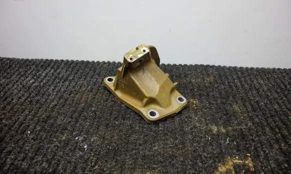 Engine mounting bracket