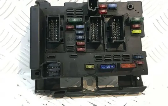 Peugeot 307 Fuse module 9643538180