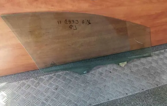 KIA Ceed Sliding door window/glass 