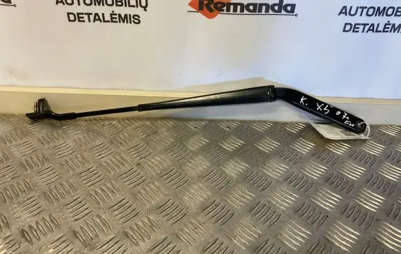 Front wiper blade arm