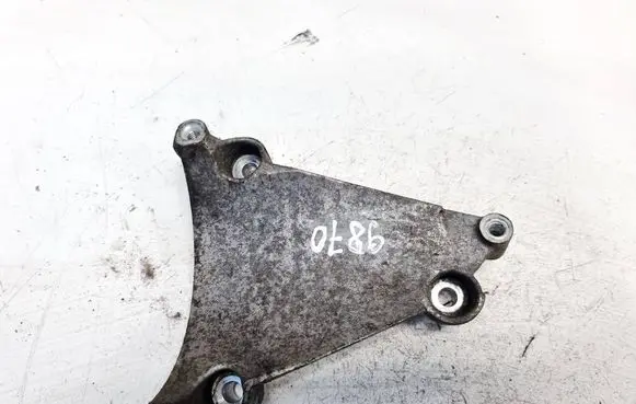 Engine mounting bracket