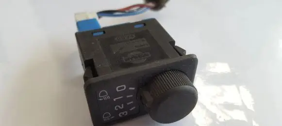 Nissan Primera Headlight level height control switch