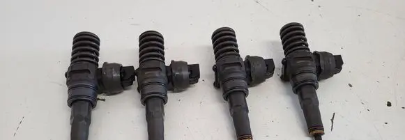Volkswagen Golf V Fuel injectors set 038130073AG