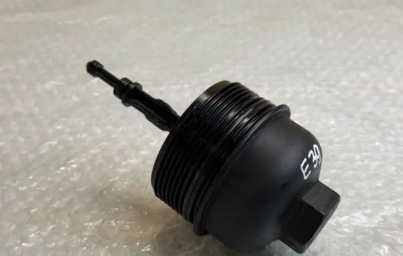 BMW 5 E39 Oil filter cover 22473799 2247379