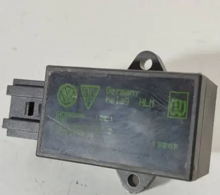 Volkswagen Touran I Seat heating relay 7L0959772D 15805