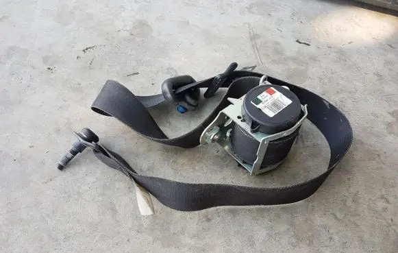 Ford Kuga I Front seatbelt