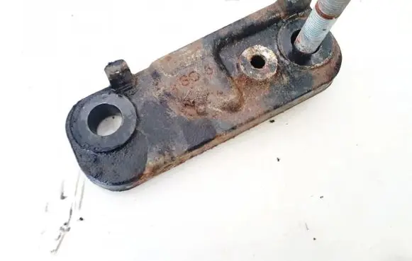 Honda CR-V Engine mounting bracket