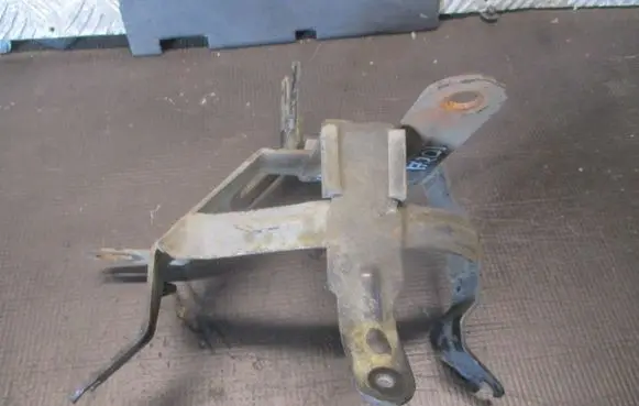Opel Zafira B Power steering pump mounting bracket 