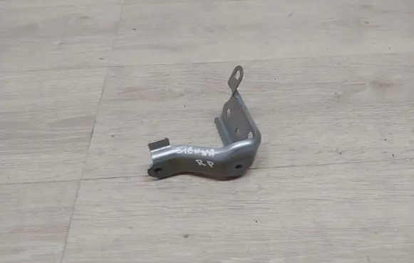 Toyota Sienna XL30 III Fender mounting bracket