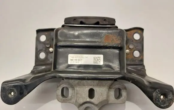 Volkswagen PASSAT B8 Engine mount bracket 5Q0199555T