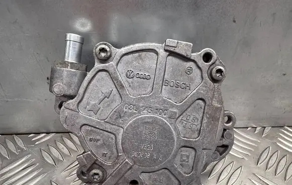 Volkswagen Touran II Vacuum pump 03L145100 060608A3 V520