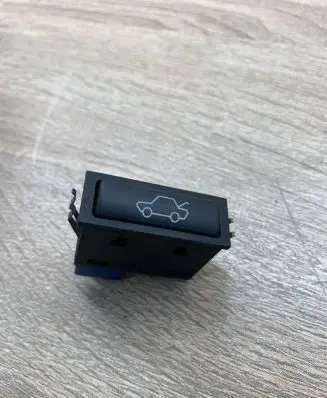 BMW 5 E39 Tailgate opening switch 8365579