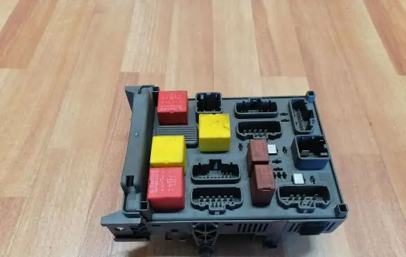 Renault Espace - Grand espace IV Fuse module 8200004201E 8200283812 518832001